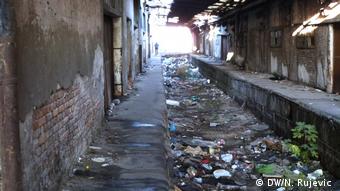 Άθλιες οι συνθήκες υγιεινής για τους πρόσφυγες έξω από μια παλιά σιδηροδρομική αποθήκη στο Βελιγράδι