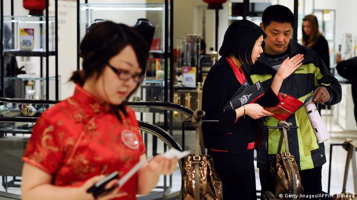 Symbolbild Asiaten beim Shopping in Europa (Getty Images/AFP/M. Bureau)