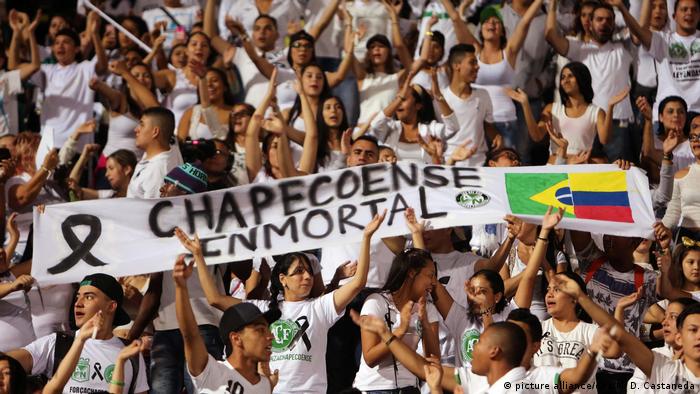 Kolumbien Tribut an die Chapecoense Fussballmanschaft (picture alliance/dpa/M. D. Castaneda)