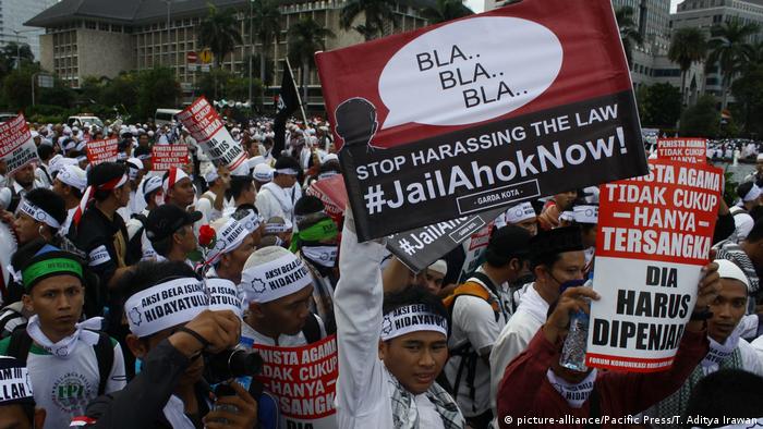 Indonesien Proteste in Jakarta gegen Gouverneur (picture-alliance/Pacific Press/T. Aditya Irawan)