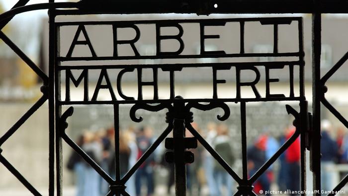 Дверь с надписью Arbeit macht frei из бывшего немецкого концентрационного лагеря в Дахау
