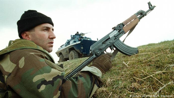 Kosovo Handfeuerwaffen serbischer Polizist (picture-alliance/dpa/S. Stankovic)