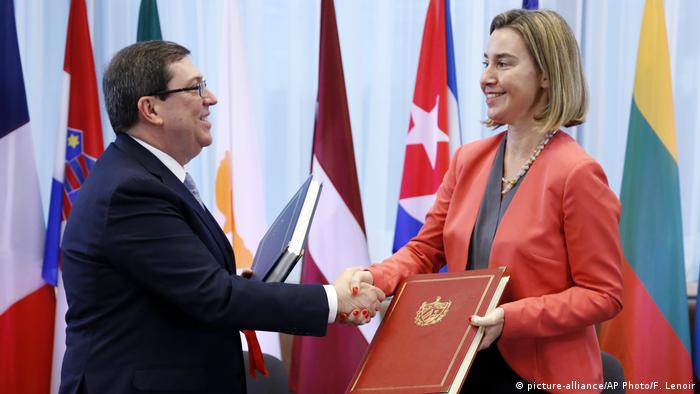 Belgien EU Kubanischer Außenminister Bruno Rodriguez und EU-Vertretterin Morgherini (picture-alliance/AP Photo/F. Lenoir)
