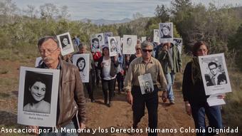 Margarita Romero (derecha) junto a familiares de detenidos desaparecidos en una ceremonia en las fosas de Colonia Dignidad.