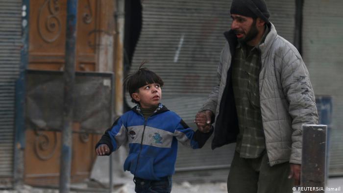 Syrien Mann und Kind in Aleppo (REUTERS/A. Ismail)