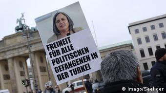 Deutschland Anhänger und Sympathisanten der kurdischen Partei HDP demonstrieren am Tag der Menschenrechte in Ber (imago/Seeliger)
