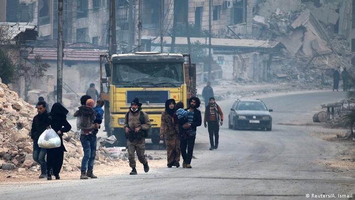 Syrien Krieg - Szene aus Aleppo, Rebellen & Zivilisten (Reuters/A. Ismail)