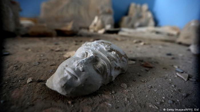 The face of a statue lies on the ground Photo: Getty Images/AFP/J. Eid