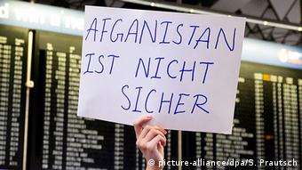 Demo gegen geplante Abschiebung am Frankfurter Flughafen (picture-alliance/dpa/S. Prautsch)