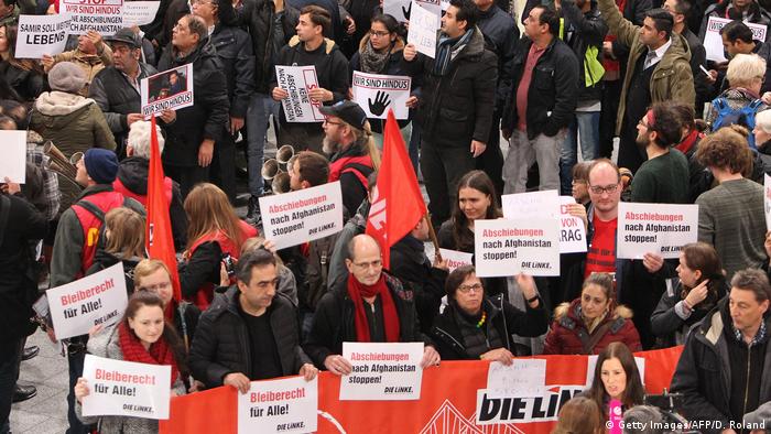 Demo gegen geplante Abschiebung am Frankfurter Flughafen (Getty Images/AFP/D. Roland)