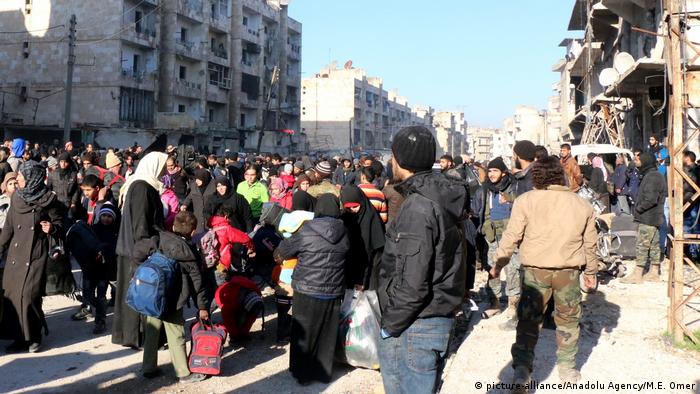 Syrien Krieg - Zerstörung & Evakuierungen in Aleppo (picture-alliance/Anadolu Agency/M.E. Omer)