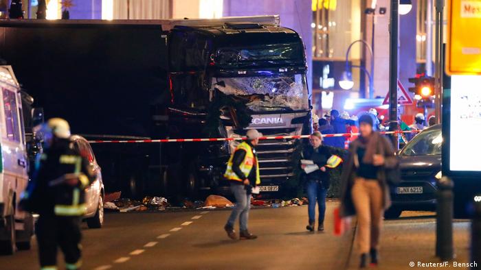 Deutschland Polizei geht von Anschlag auf Berliner Weihnachtsmarkt aus (Reuters/F. Bensch)