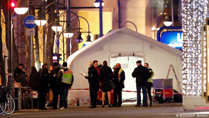 Deutschland Polizei geht von Anschlag auf Berliner Weihnachtsmarkt aus (REUTERS/F. Bensch)
