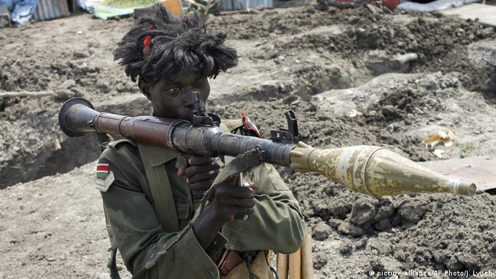 Südsudan Krieg - Regierungssoldat (picture-alliance/AP Photo/J. Lynch)