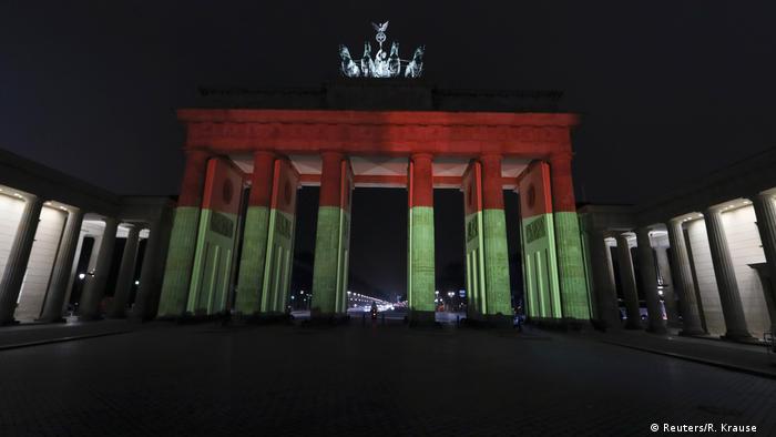 Deutschland Brandenburger Tor erstrahlt in Schwarz-Rot-Gold (Reuters/R. Krause )