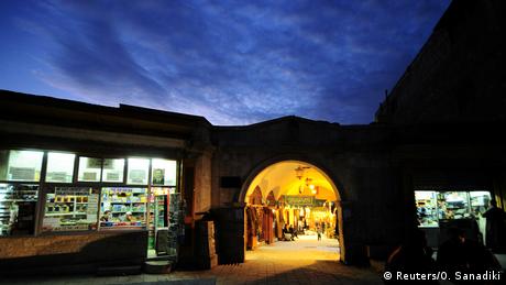 Πριν τον πόλεμο η κλειστή αγορά Αλ Ζαράμπ δεν κοιμόταν ποτέ. Παραδοσιακά καταστήματα τροφίμων, μυρωδικών, εκλεκτών υφασμάτων, κοσμημάτων κάποτε δούλευαν ασταμάτητα εξυπηρετώντας τους κατοίκους της πόλης αλλά και τους τουρίστες.