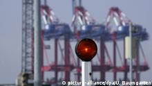 Deutschland Stopplampe vor Containerterminal Bremerhaven