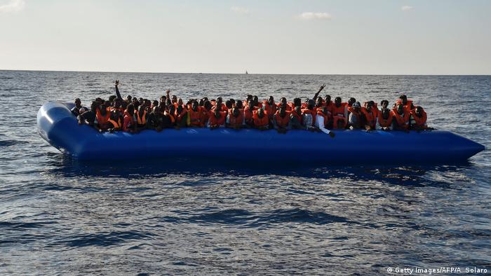 Mittelmeer Flüchtlingsboot (Getty Images/AFP/A. Solaro)