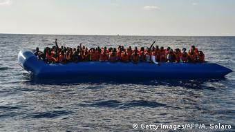 Οι βάρκες στις οποίες επιβαίνουν οι πρόσφυγες είναι κατά κανόνα εξαιρετικά ακατάλληλες και επικίδυνες για την ανοιχτή θάλασσα