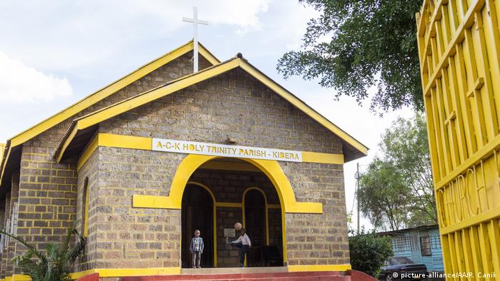 Afrika Kenia - Gelb gestrichene Kirchen als Symbol des Friedens (picture-alliance/AA/R. Canik)