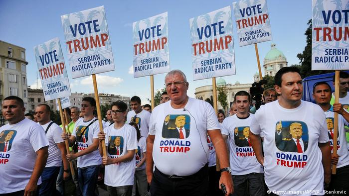 Serbien Donald Trump-Anhänger in Belgrad (Getty Images/AFP/A. Stankovic)