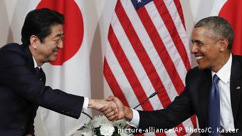 Barack Obama and Shinzo Abe shake hands in Hawaii (picture-alliance/AP Photo/C. Kaster)