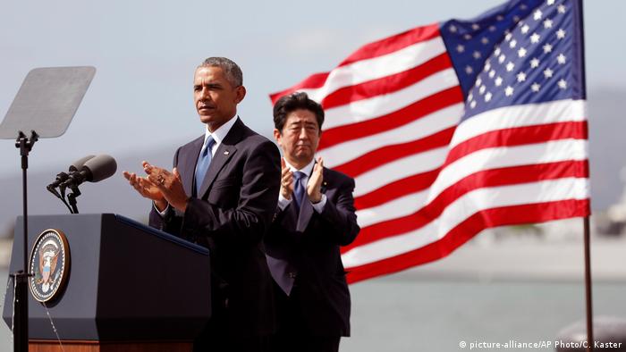 USA Barack Obama und Shinzo Abe auf dem USS Arizona Memorial in Honolulu (picture-alliance/AP Photo/C. Kaster)