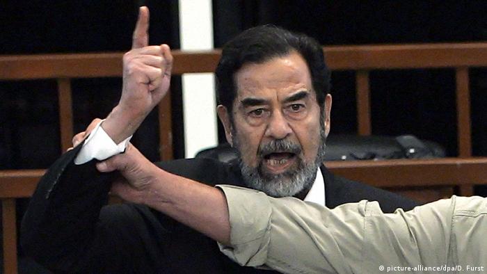 Irak Saddam Hussein im Gerichtssaal (picture-alliance/dpa/D. Furst)