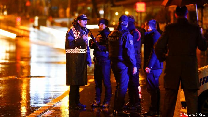 Türkei Istanbul - Polizei sichert Nachtclub nach Angriff (Reuters/O. Orsal)