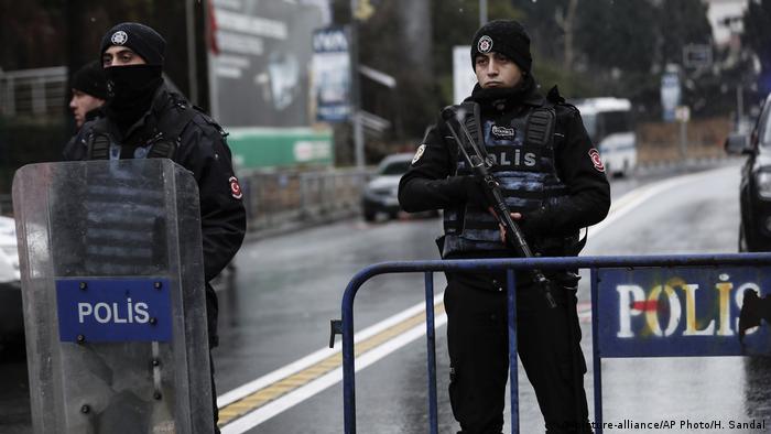 Türkei Istanbul Anschlag auf Nachtclub Polizei (picture-alliance/AP Photo/H. Sandal)