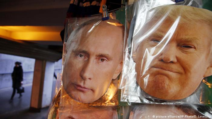 Russland Stankt Petersburg Masken von Putin und Trump (picture-alliance/AP Photo/D. Lovetsky)