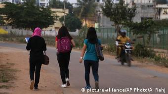 Indien Bangalore nach Silvester mit sexuellen Belästigungen (picture-alliance/AP Photo/A. Rahj)