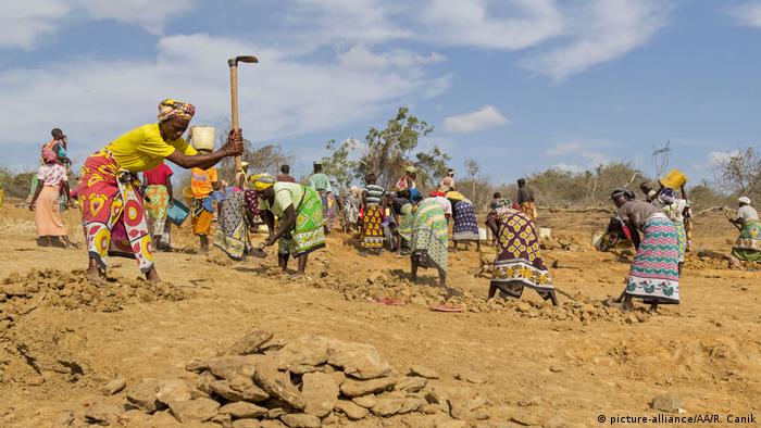 Kenia Dammbau gegen Dürre (picture-alliance/AA/R. Canik)