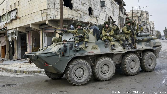 Syrien Aleppo Russische Soldaten (picture-alliance/AP/Russian Defense Ministry)