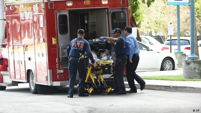 Florida | Abtransport eines Verletzten nach den Schüssen in Fort Lauderdale (AP)