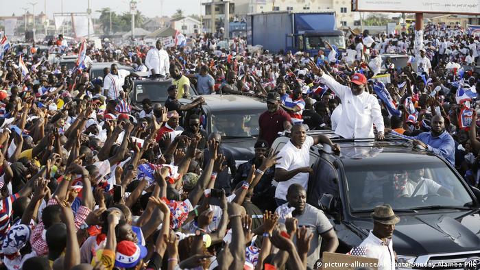 Akufo-Addo waves to supporters (photo: picture-alliance/AP Photo/Sunday Alamba File)