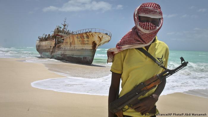 Somalischer Pirat Somalia (picture alliance/AP Photo/F.Abdi Warsameh)