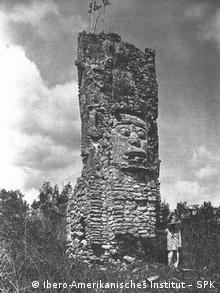 Torre de Nocuchich con rostro antropomorfo.