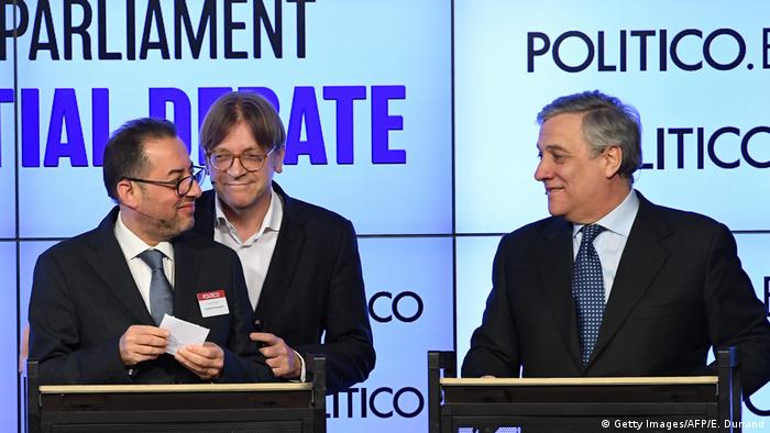 Tajani (der.) con sus oponentes, Gianni Pittella (izq.) y Guy Verhofstadt (centro), durante un debate. (Getty Images/AFP/E. Dunand)