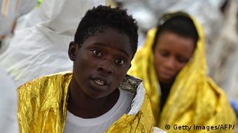 Italien minderjährige Flüchtlinge nach Mittelmeer-Überfahrt