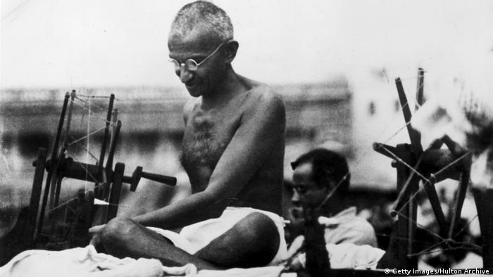 Mahatma Gandhi am Webstuhl (Getty Images/Hulton Archive)