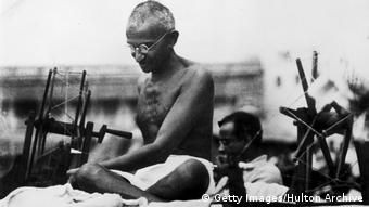 Mahatma Gandhi am Webstuhl (Getty Images/Hulton Archive)