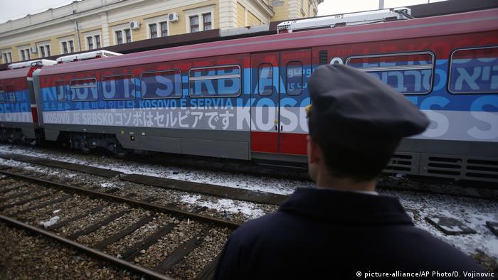 Поїзд з написами "Косово - це Сербія" на вокзалі в Белграді