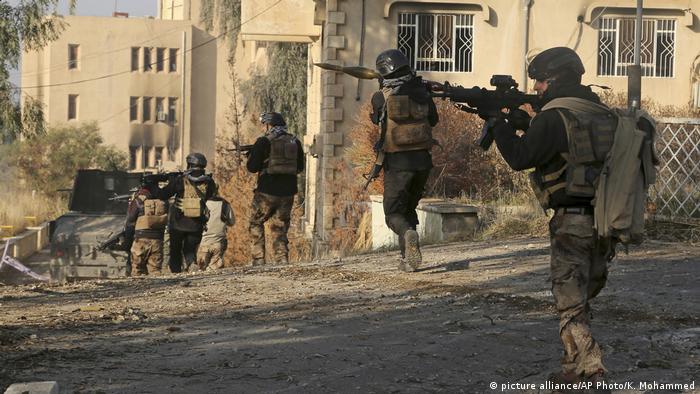 Irak Truppen nehmen Universität in Mossul ein (picture alliance/AP Photo/K. Mohammed)