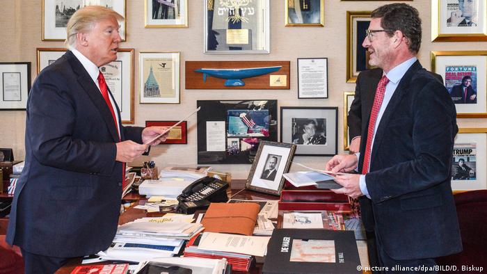 Trump recibió al jefe del diario Bild en su caótica oficina.