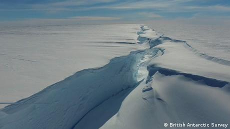 Στα βόρεια του ερευνητικού σταθμού ο πάγος έχει ρήγματα που διαρκώς βαθαίνουν. Αν και το Halley VI δεν διατρέχει κίνδυνο, μπορεί ωστόσο η κίνησή του να προκαλέσει ακόμη μεγαλύτερα ρήγματα στον πάγο. Σύμφωνα με το χειρότερο σενάριο, θα μπορούσε να σπάσει μεγάλα κομμάτια της επιφάνειας του πάγου. 
