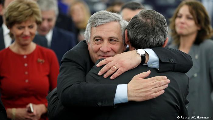 Tajani recibe felicitaciones tras su victoria en Estrasburgo. (Reuters/C. Hartmann)