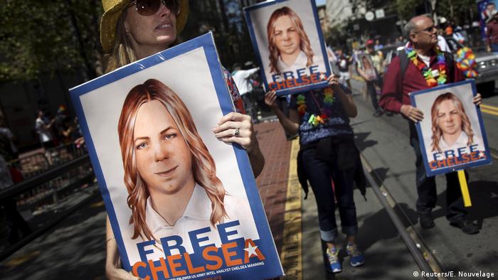 USA Plakat für die Freilassung von Chelsea Manning (Reuters/E. Nouvelage)