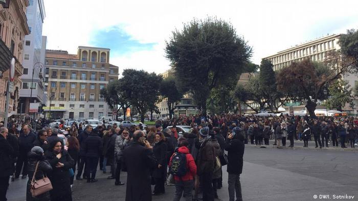 Народ у входа в метро в Риме после сильного землетрясения 