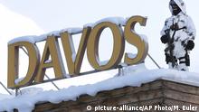 Schweiz Weltwirtschaftsforum Davos Schriftzug Polizist
